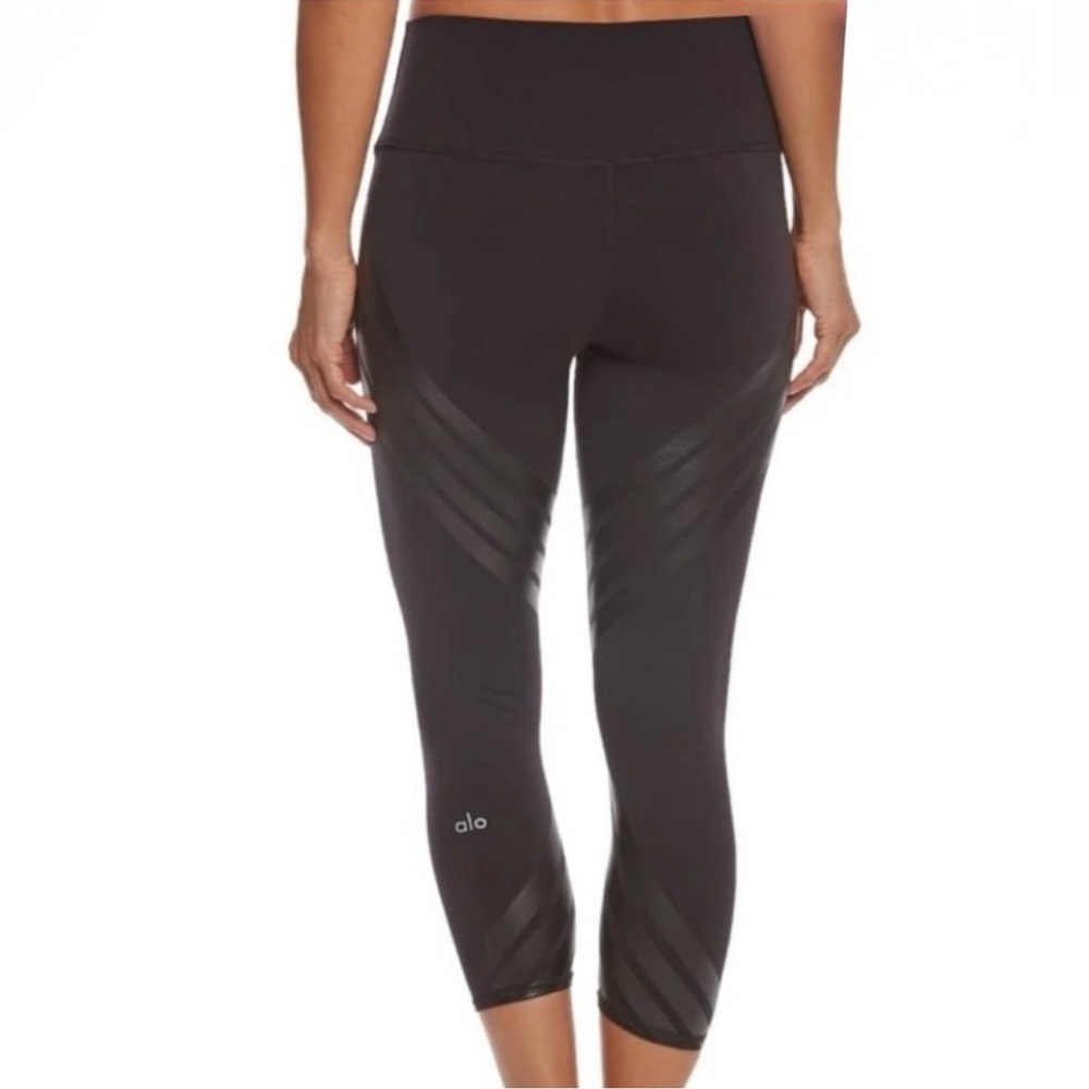 ☀️ ALO YOGA Striped Crop Leggings